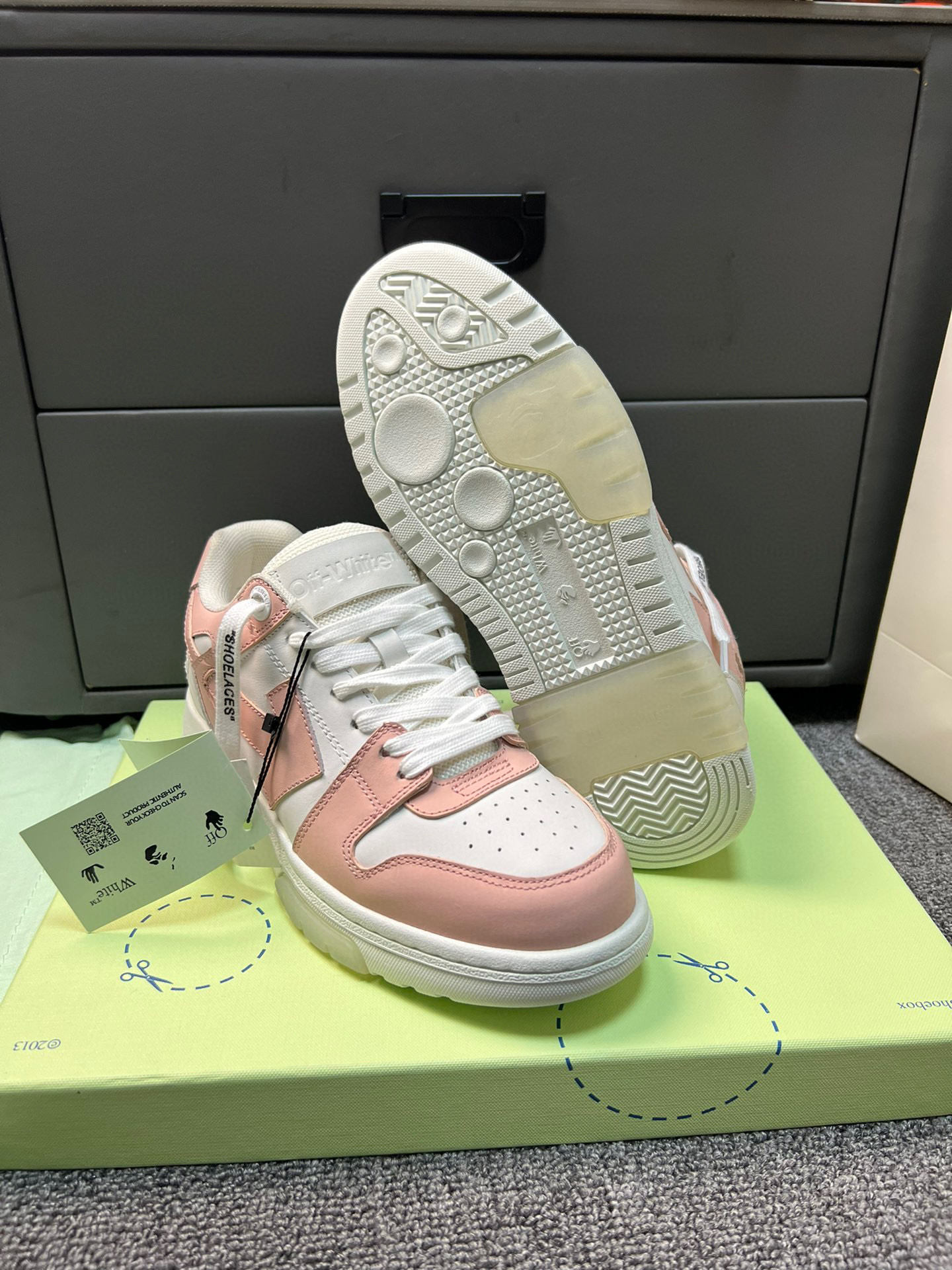 OFF-WH*TE Out Of Office “OOO” Low Tops White Pink
