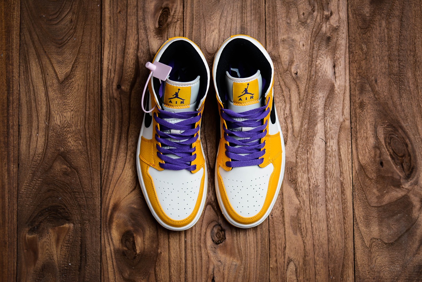 Jordan 1 Mid SE Lakers