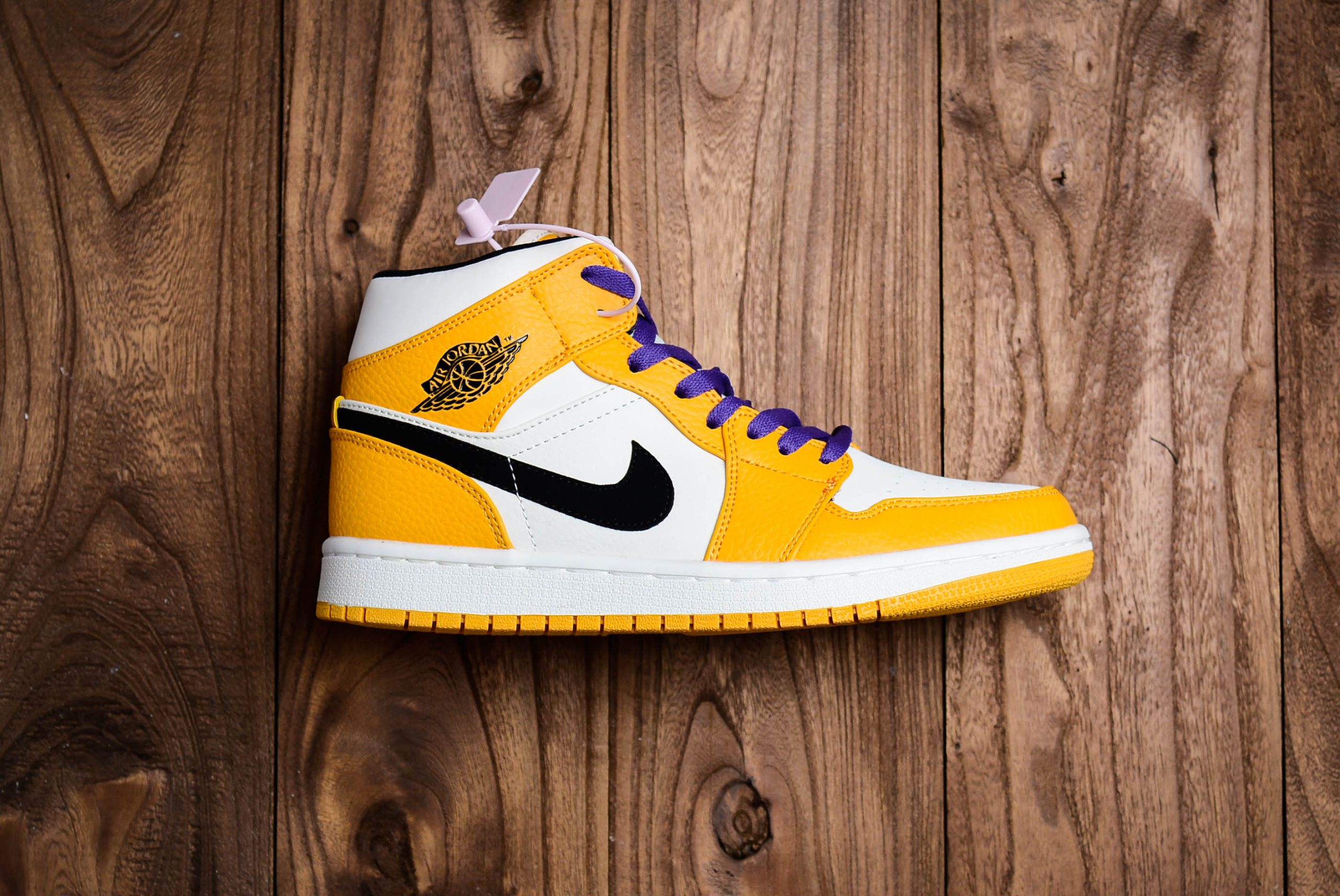 Jordan 1 Mid SE Lakers