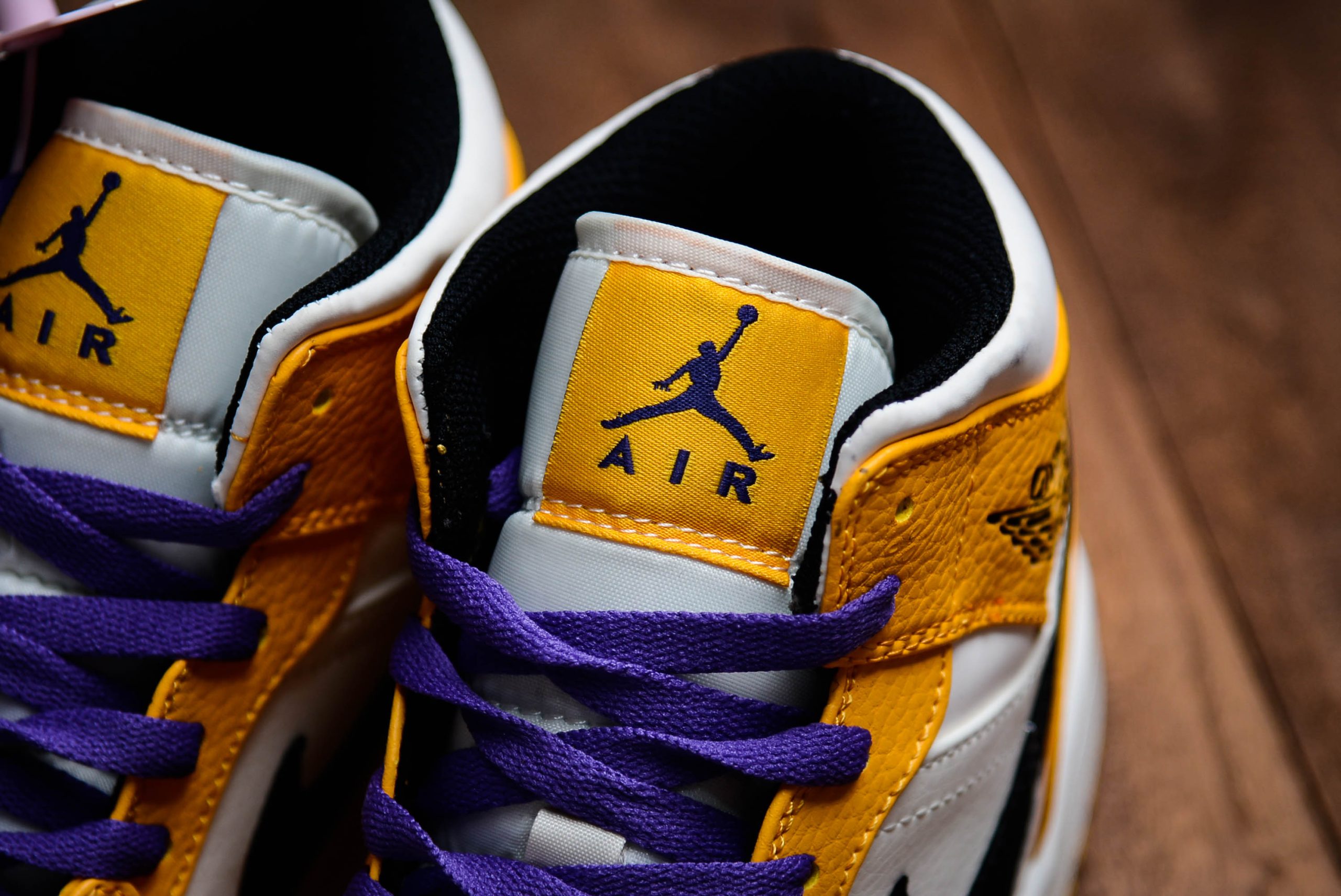 Jordan 1 Mid SE Lakers