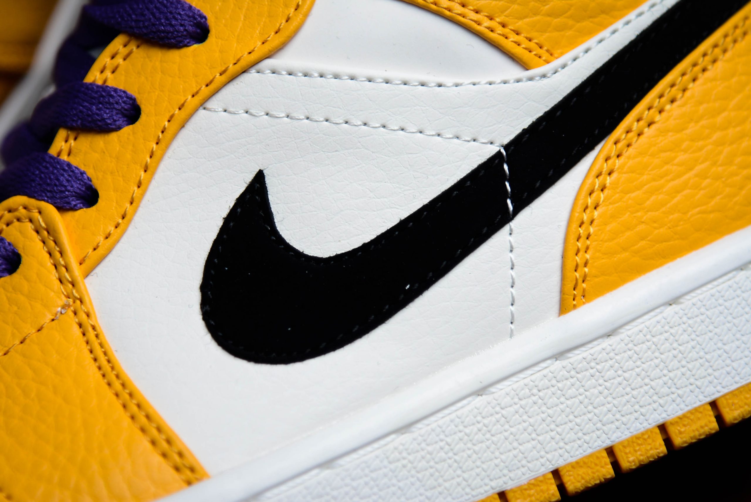 Jordan 1 Mid SE Lakers