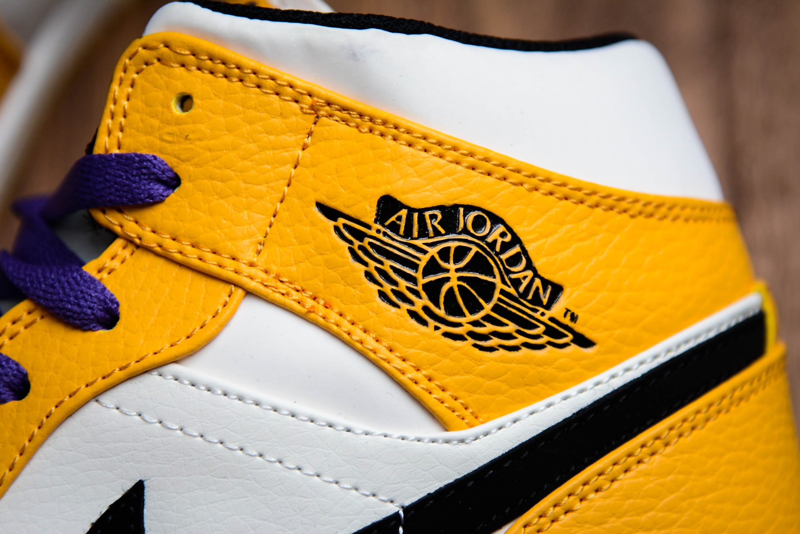 Jordan 1 Mid SE Lakers