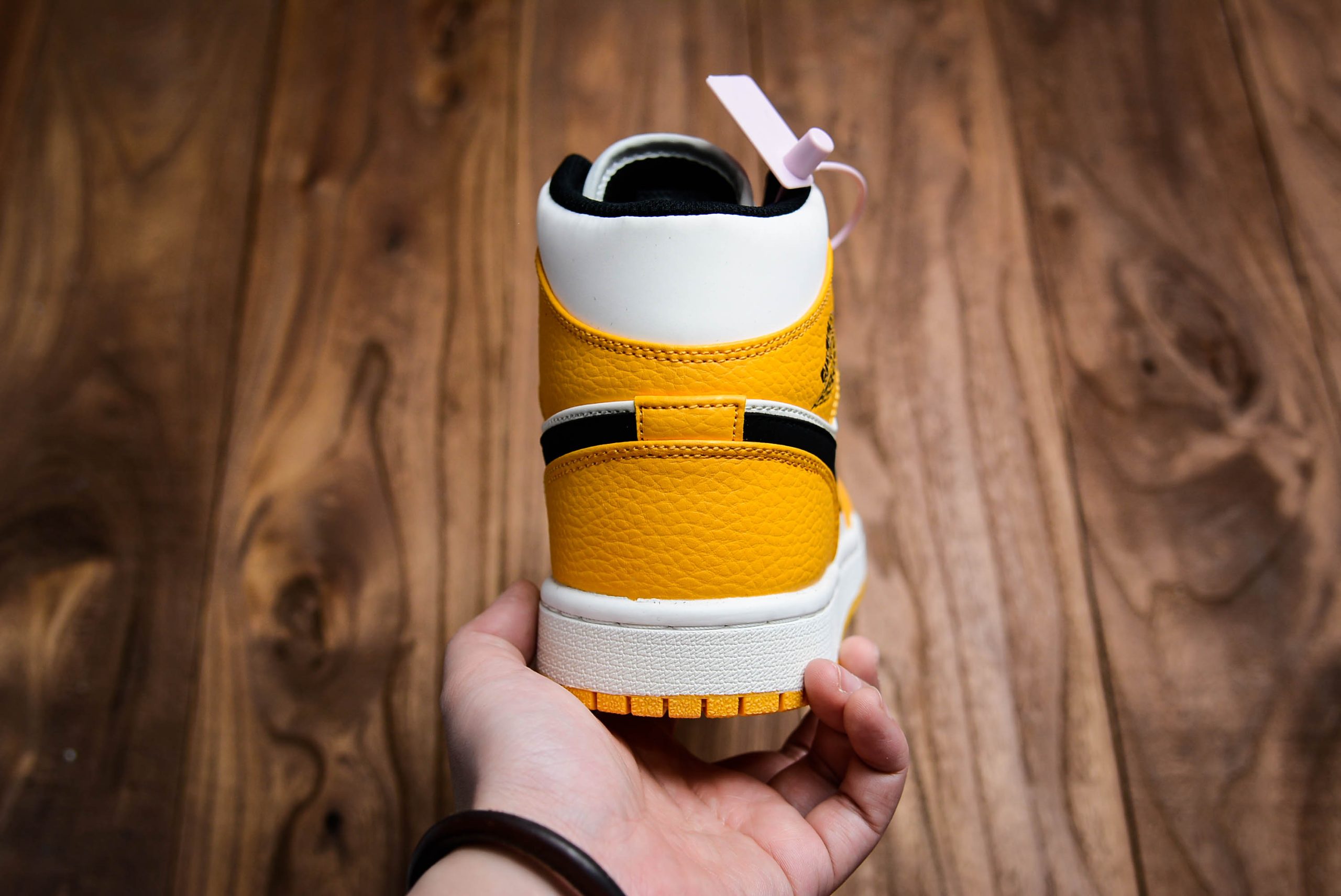 Jordan 1 Mid SE Lakers