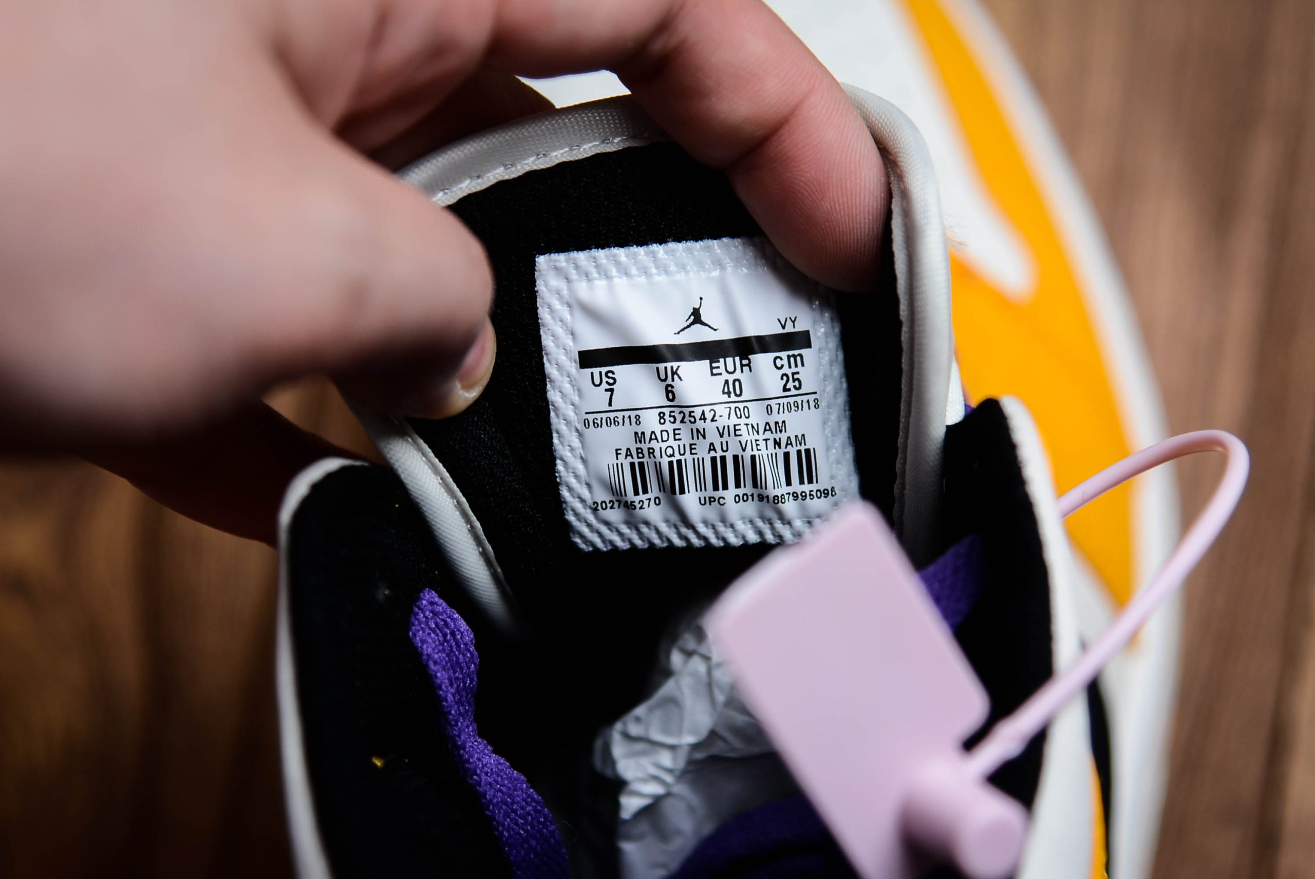 Jordan 1 Mid SE Lakers