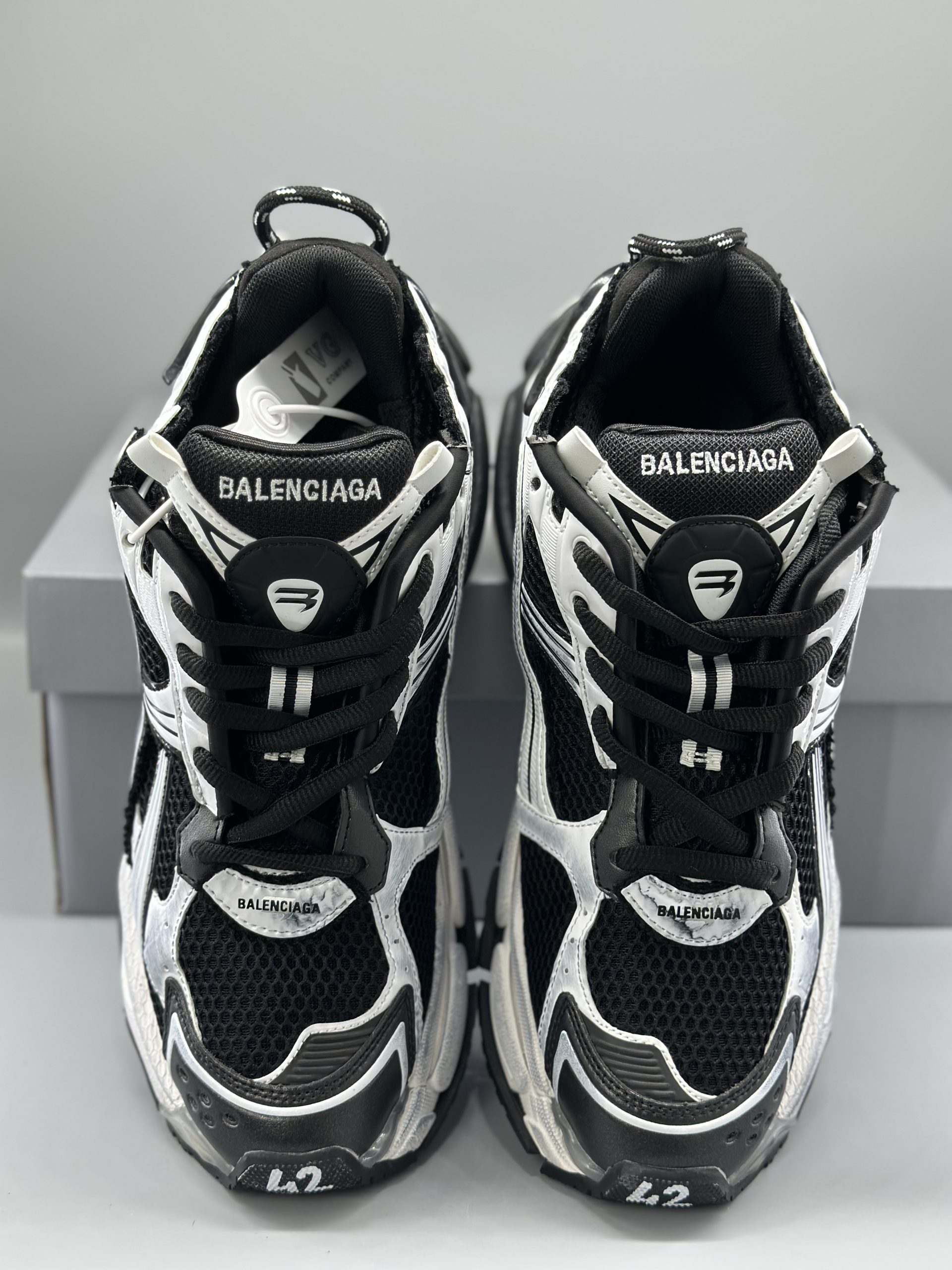 Balenciaga Runner White Black White 677403W3RB29010