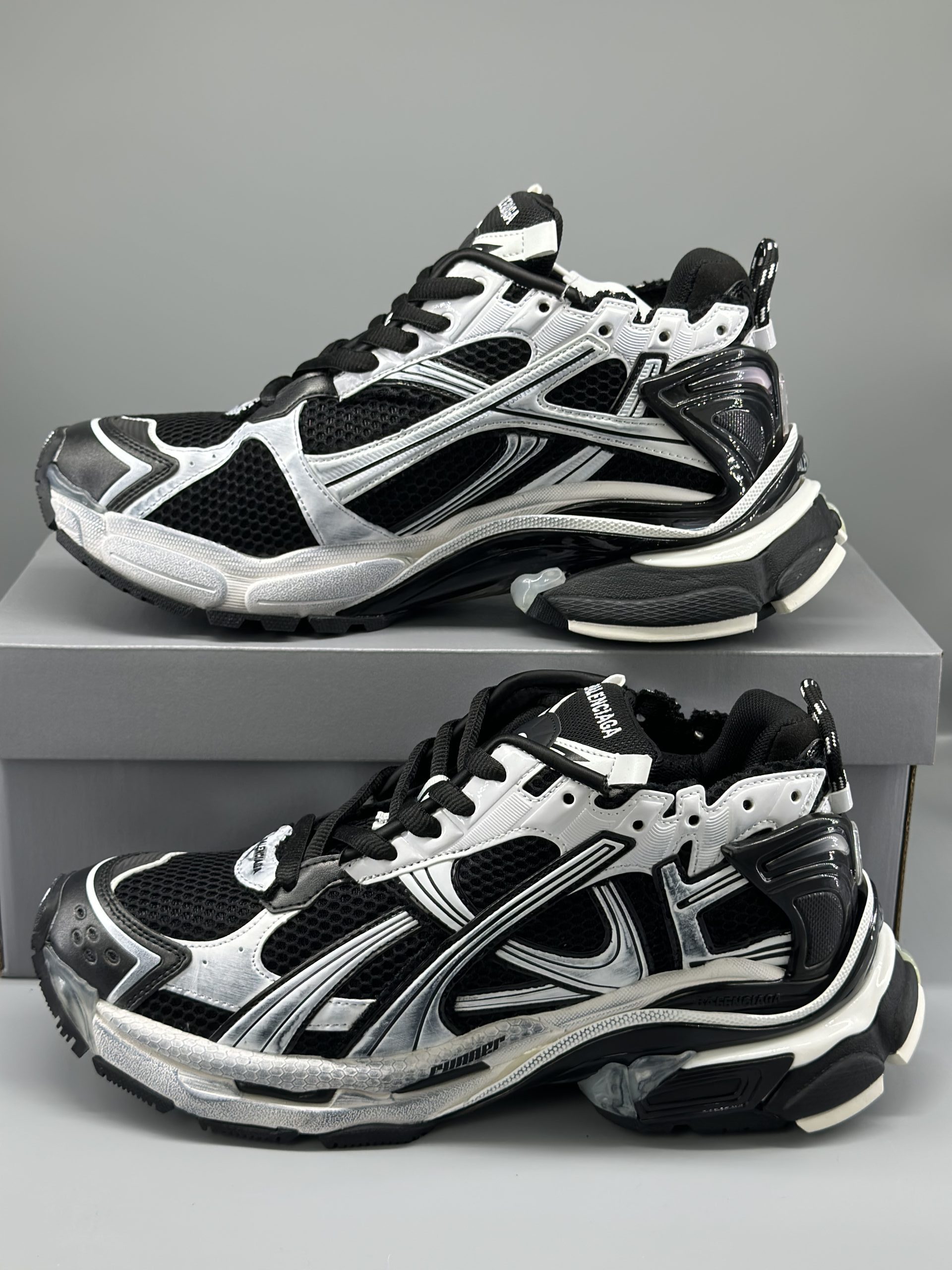 Balenciaga Runner White Black White 677403W3RB29010