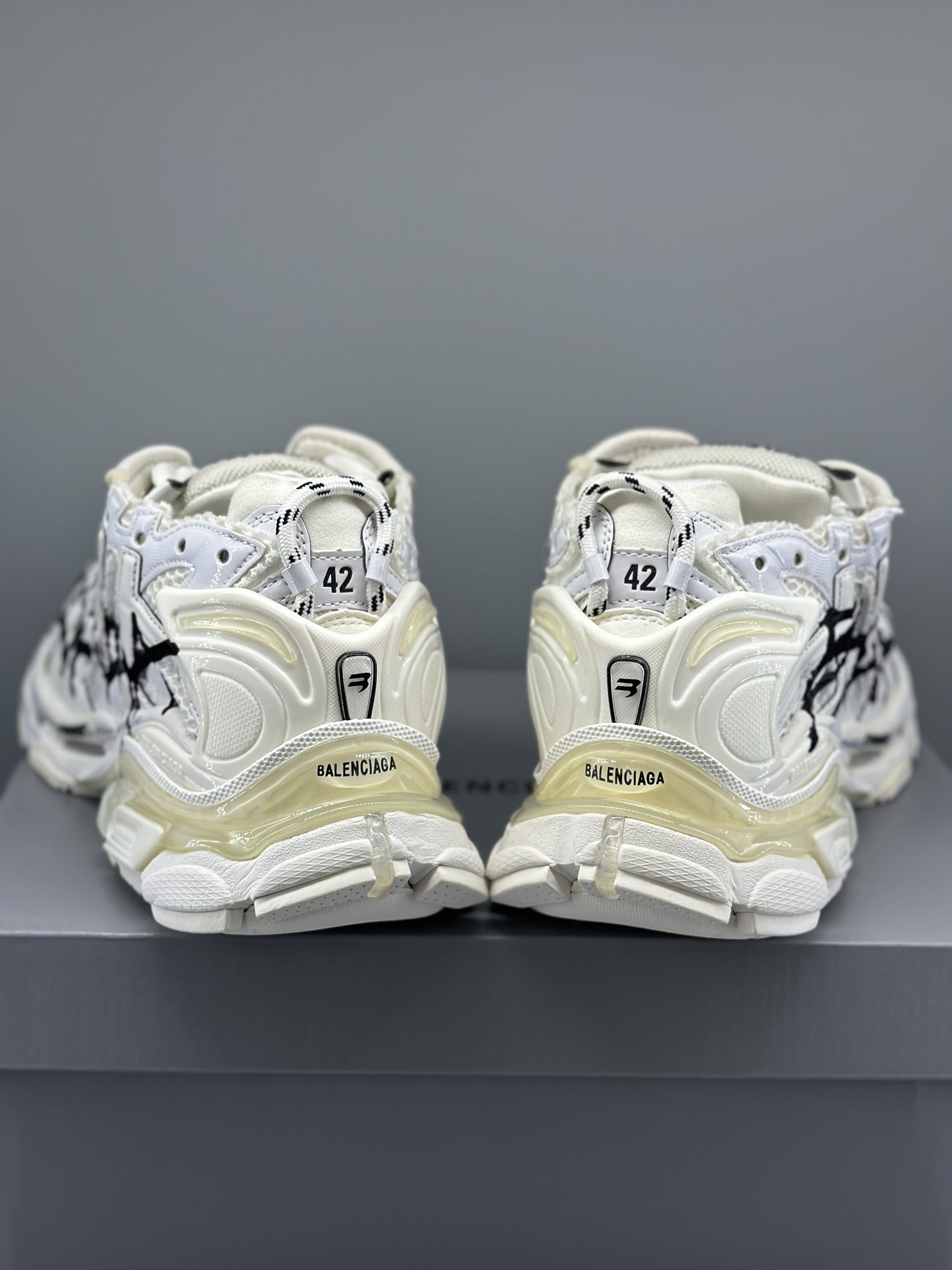 Balenciaga Runner Graffiti White 677403W3RBQ9010