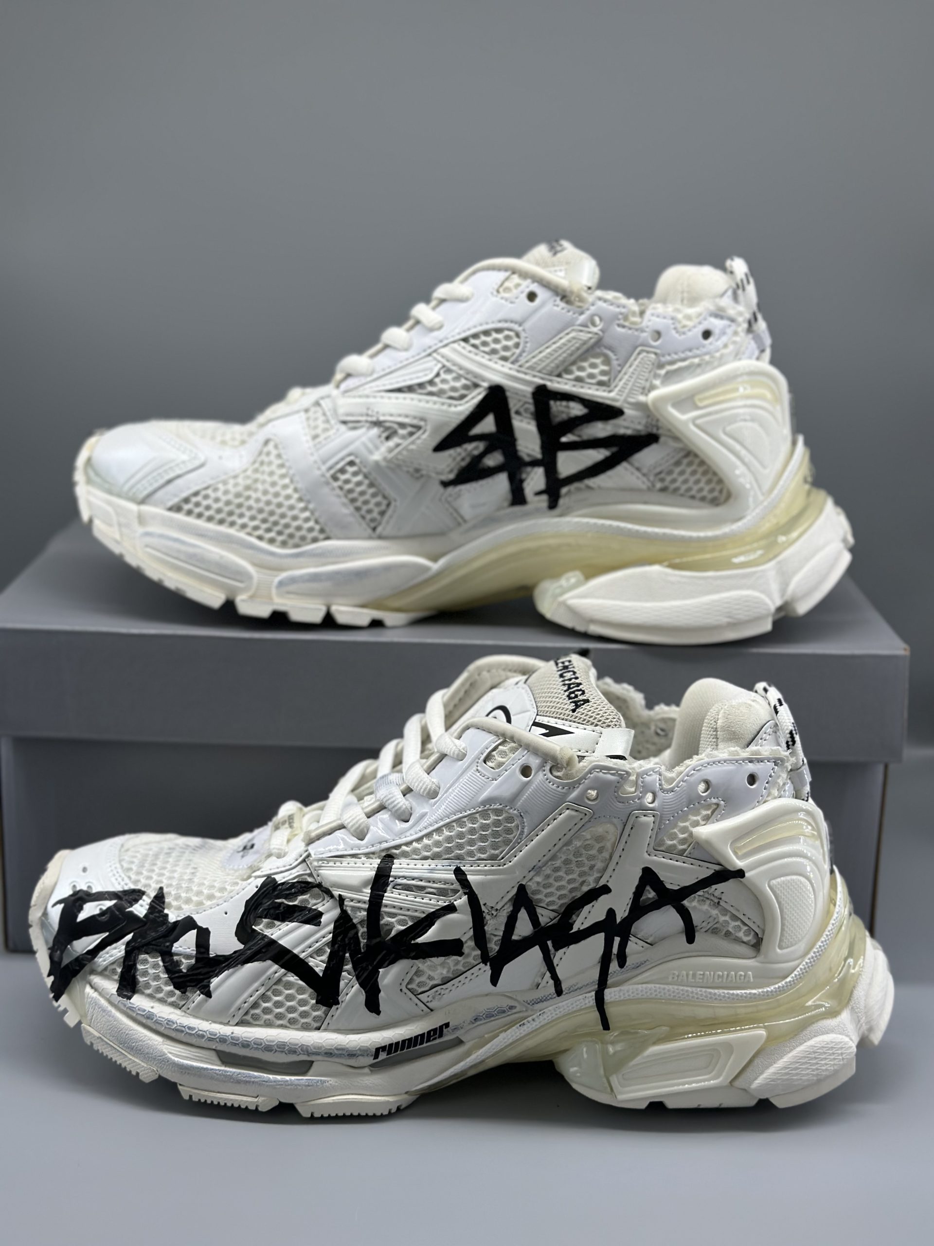 Balenciaga Runner Graffiti White 677403W3RBQ9010
